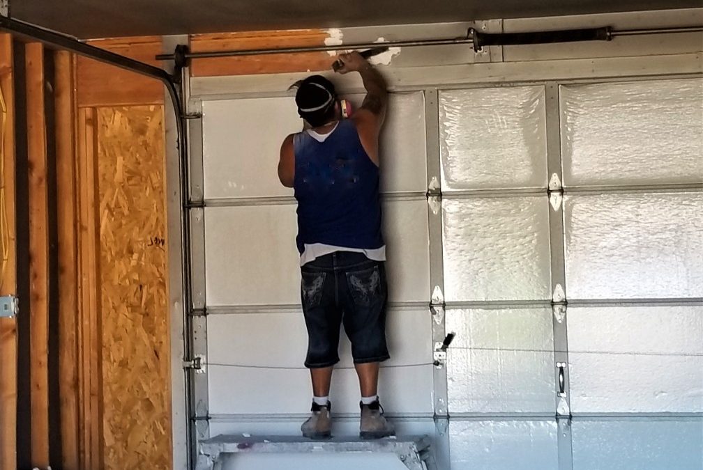 Comment réparer sa porte de garage cassée ?