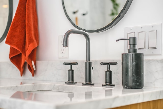 Une fuite dans sa salle de bain : que faire ?