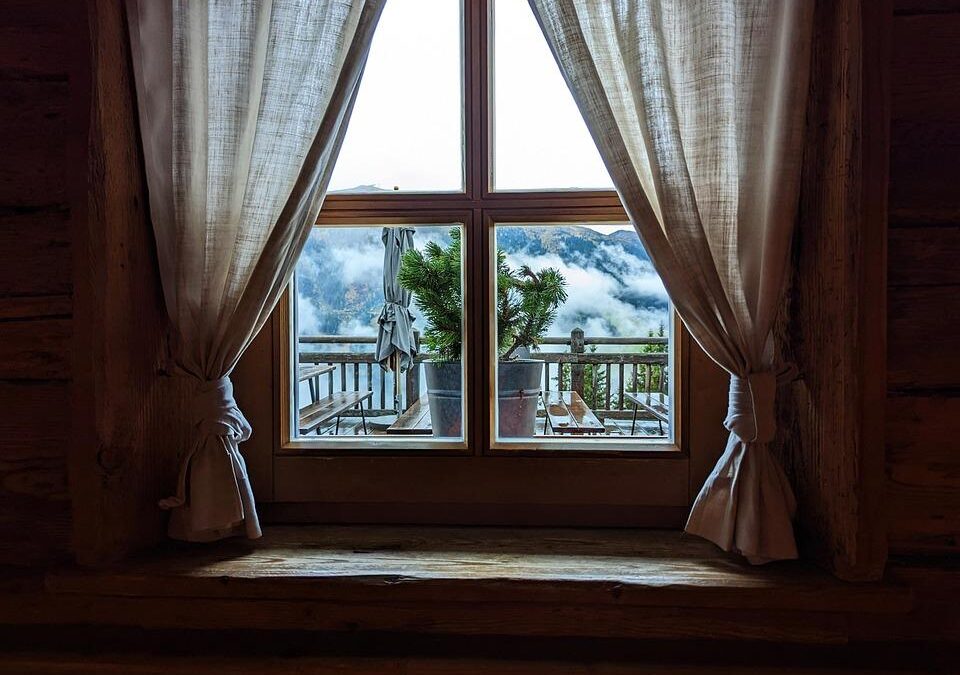 Fenêtres en bois sur mesure : comment choisir ses menuiseries pour une rénovation ou une construction ?